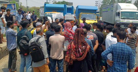 বাস থেকে ফেলে ছাত্র হত্যা : সড়ক অবরোধ করে শিক্ষার্থীদের বিক্ষোভ