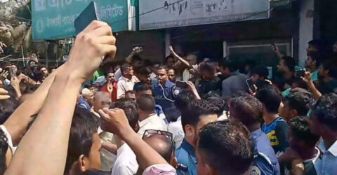 ছাত্রীর সঙ্গে অনৈতিক কর্মকাণ্ডের অভিযোগে জুতার মালা পরিয়ে শিক্ষককে মারধর