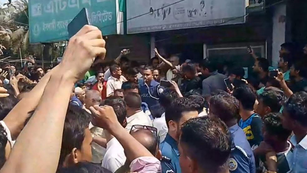 ছাত্রীর সঙ্গে অনৈতিক কর্মকাণ্ডের অভিযোগে জুতার মালা পরিয়ে শিক্ষককে মারধর