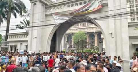 ইশরাককে মেয়রের দায়িত্ব বুঝিয়ে দেওয়ার দাবিতে নগর ভবনে বিক্ষোভ