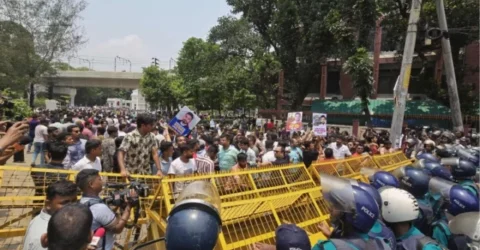 সচিবালয় অভিমুখে ইশরাক সমর্থকদের লংমার্চ কর্মসূচিতে পুলিশের ব্যারিকেড