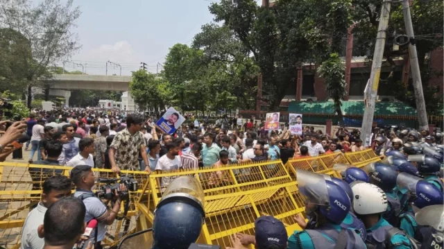সচিবালয় অভিমুখে ইশরাক সমর্থকদের লংমার্চ কর্মসূচিতে পুলিশের ব্যারিকেড
