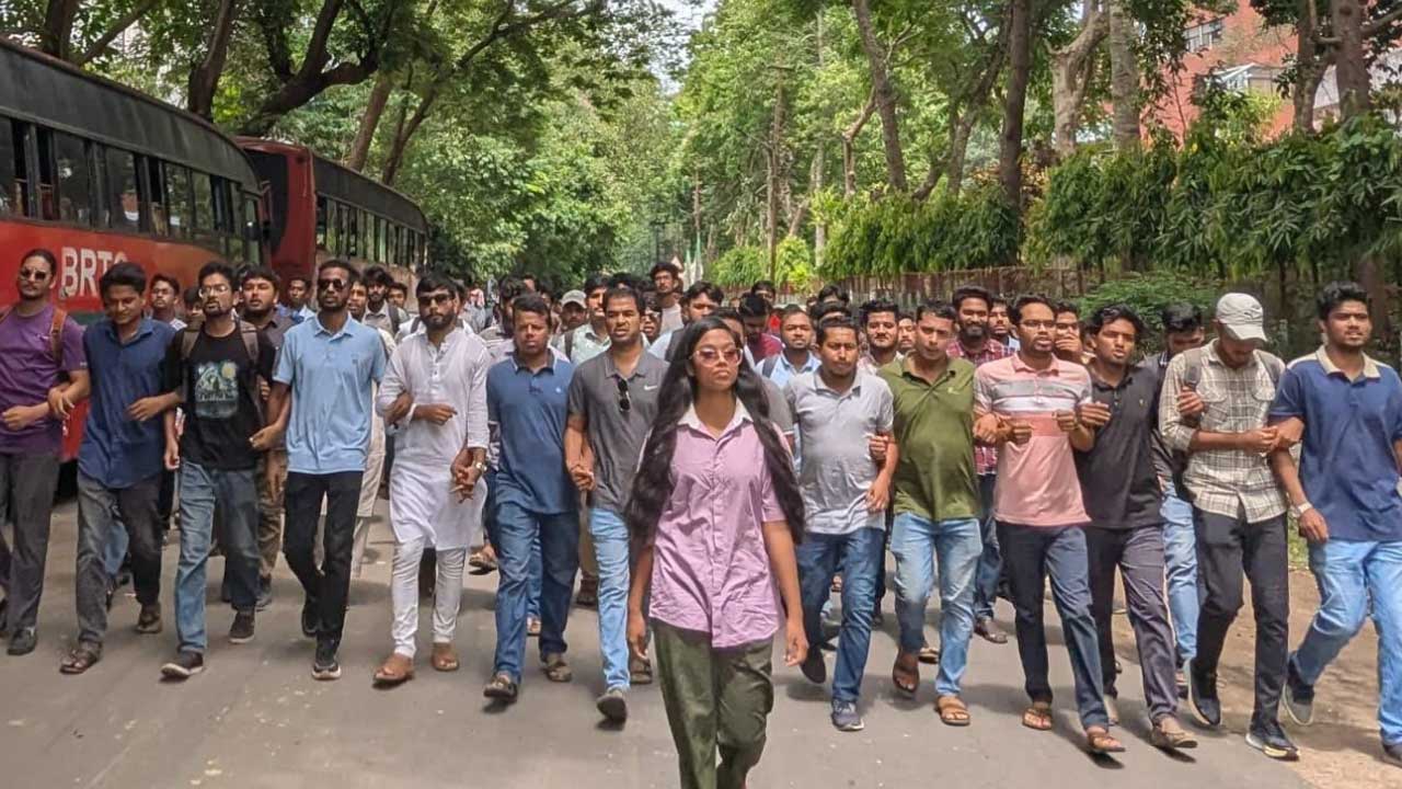 সমকামিতা-ট্রান্সজেন্ডার প্রমোটে আমাদের বাধা হয়ে দাঁড়াতে হবে : সারজিস