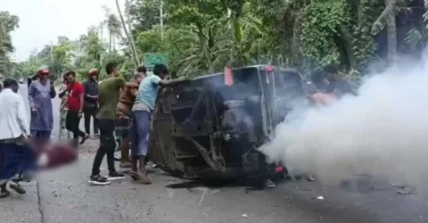 খুলনায় মাহিন্দ্রা ও লরির সংঘর্ষে নিহত ৩