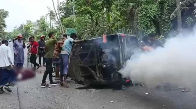 খুলনায় মাহিন্দ্রা ও লরির সংঘর্ষে নিহত ৩