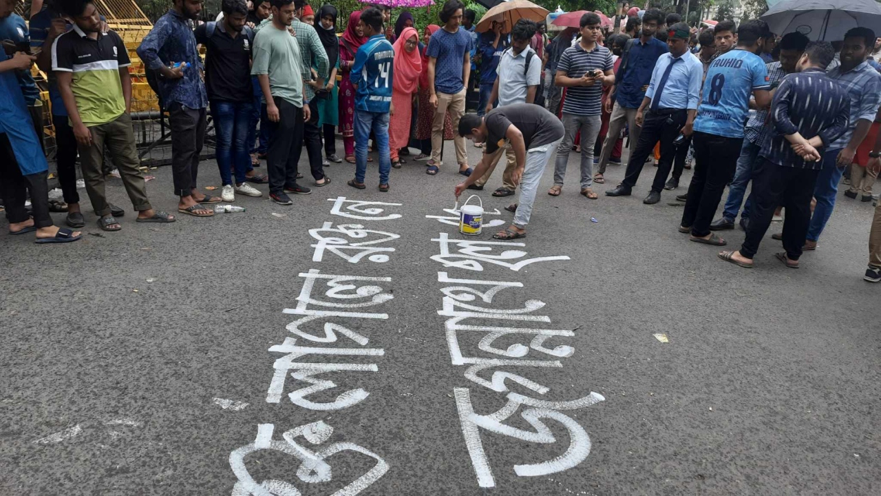আন্দোলনের ২৪ ঘণ্টা, দাবি বাস্তবায়নের অপেক্ষায় জবি শিক্ষার্থীরা
