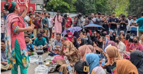 রাতভর অবস্থানের পর সকালেও কাকরাইল মোড়ে জবি শিক্ষার্থীদের আন্দোলন