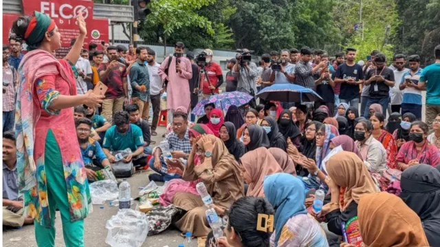 রাতভর অবস্থানের পর সকালেও কাকরাইল মোড়ে জবি শিক্ষার্থীদের আন্দোলন