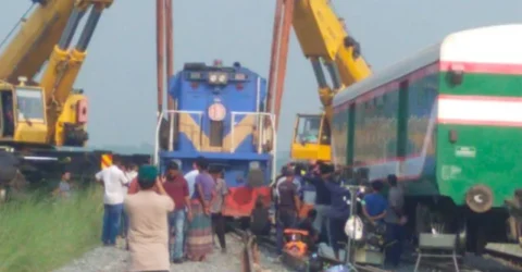লাইনচ্যুতের ঘটনায় পয়েন্টস ম্যান বরখাস্ত, ১২ ঘণ্টা পর ট্রেন চলাচল শুরু