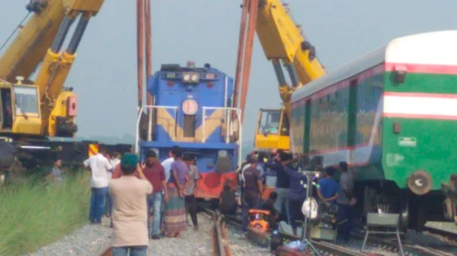 লাইনচ্যুতের ঘটনায় পয়েন্টস ম্যান বরখাস্ত, ১২ ঘণ্টা পর ট্রেন চলাচল শুরু