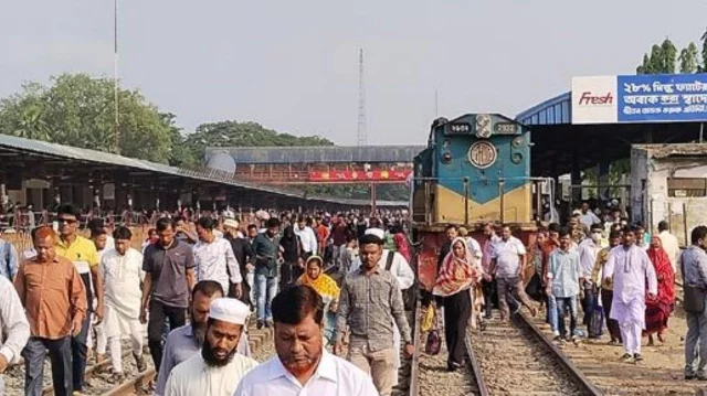 খালেদা জিয়াকে অভ্যর্থনা জানাতে ট্রেনযোগে ঢাকায় আসছেন বিএনপি নেতাকর্মীরা