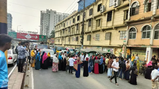 চট্টগ্রামে বকেয়া বেতনের দাবিতে সড়ক অবরোধ