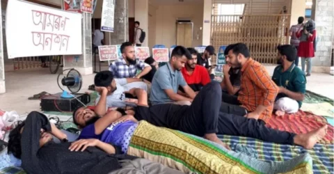বরিশাল বিশ্ববিদ্যালয়ের উপাচার্যের অপসারণের দাবিতে অনশনে শিক্ষার্থীরা