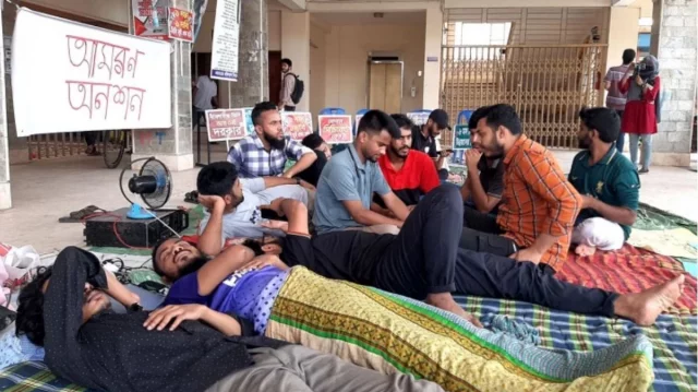 বরিশাল বিশ্ববিদ্যালয়ের উপাচার্যের অপসারণের দাবিতে অনশনে শিক্ষার্থীরা