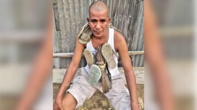 আওয়ামী লীগ নেতাকে মাথা ন্যাড়া করে পরানো হলো জুতার মালা