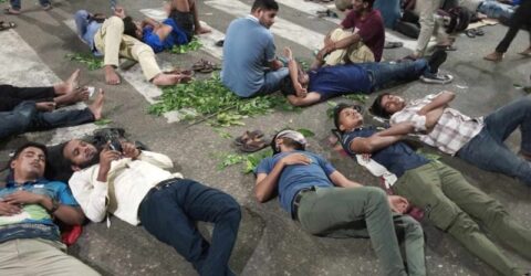 রাতভর কাকরাইলে অবস্থানের পর সকালেও জবি শিক্ষার্থীদের আন্দোলন