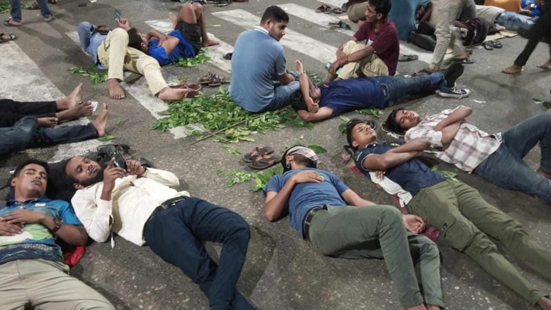 রাতভর কাকরাইলে অবস্থানের পর সকালেও জবি শিক্ষার্থীদের আন্দোলন