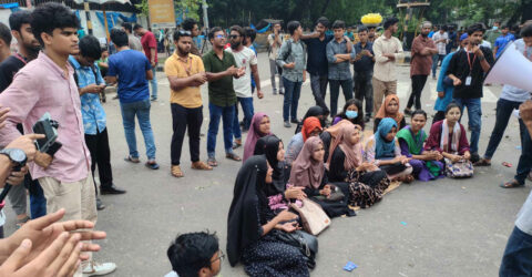 কাকরাইলে এখনও বন্ধ যান চলাচল, সড়কে জগন্নাথের শিক্ষার্থীরা