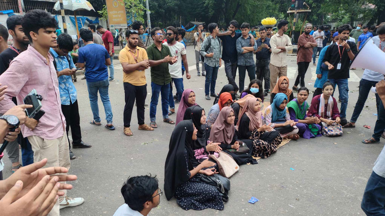 কাকরাইলে এখনও বন্ধ যান চলাচল, সড়কে জগন্নাথের শিক্ষার্থীরা