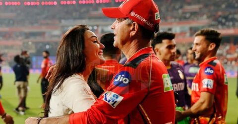 বিমানে উঠেও দলবল নিয়ে নেমে পড়েন পন্টিং, সামনে এলো চমকপ্রদ তথ্য