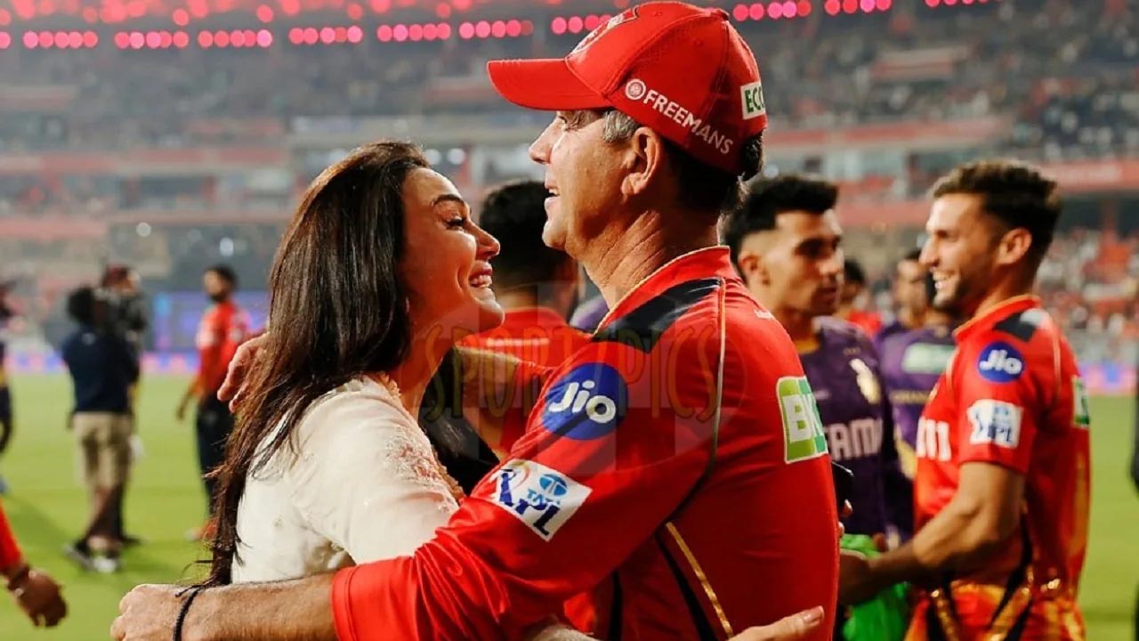 বিমানে উঠেও দলবল নিয়ে নেমে পড়েন পন্টিং, সামনে এলো চমকপ্রদ তথ্য