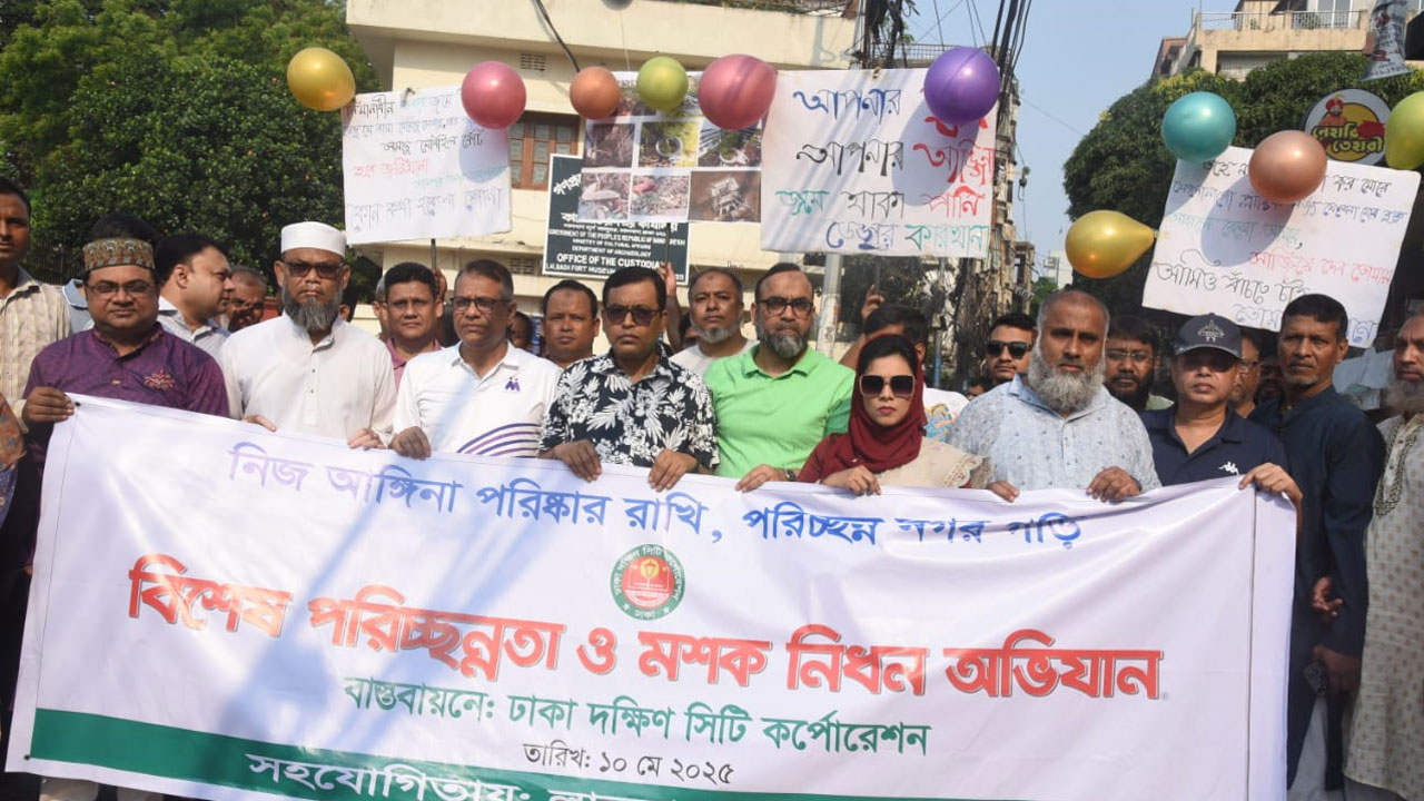 ৫০০ কর্মী মিলে লালবাগে পরিচ্ছন্নতা অভিযান