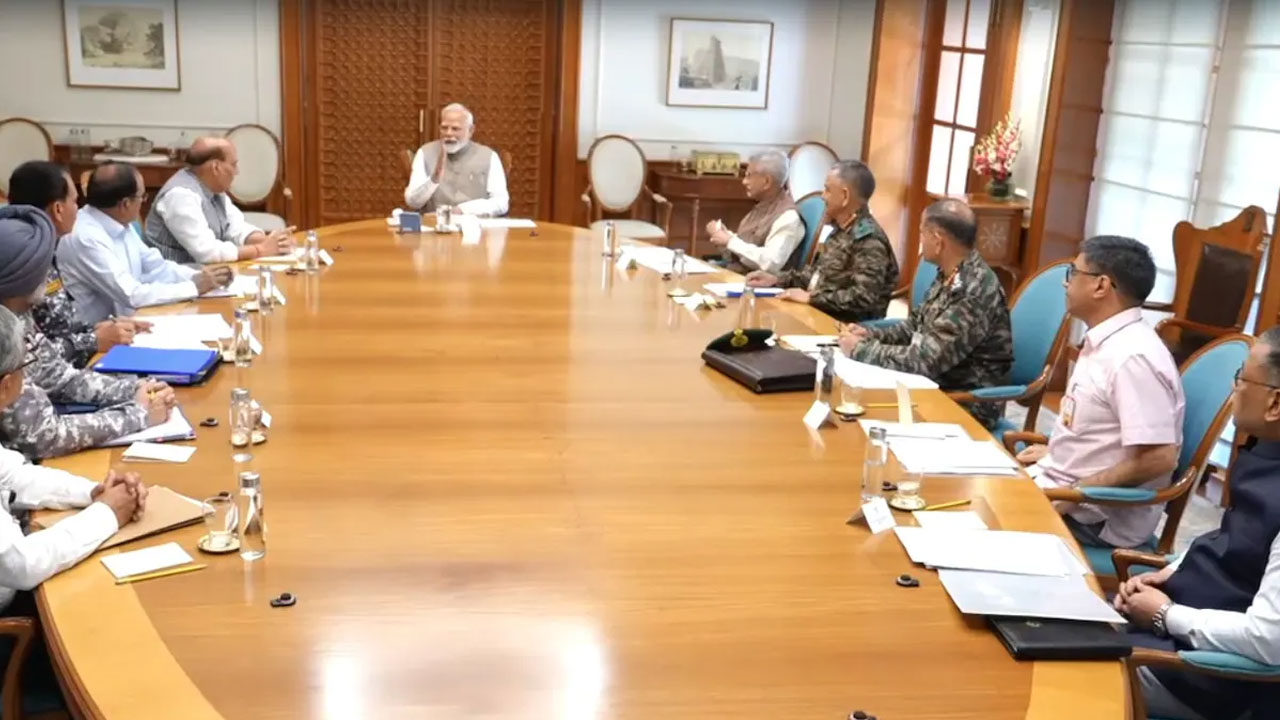 পাকিস্তানের সঙ্গে আলোচনার আগে উচ্চপর্যায়ের নিরাপত্তা বৈঠকে মোদি