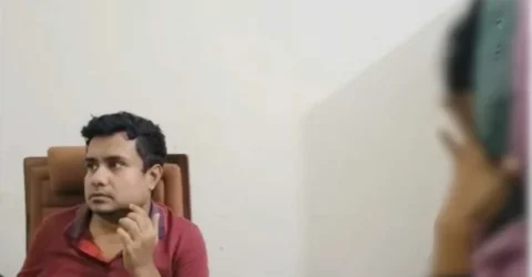 ছাত্রীর সঙ্গে আপত্তিকর অবস্থায় ধরা রাবি শিক্ষক, ভিডিও ভাইরাল
