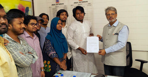 ক্যাম্পাসে যানজট নিরসনসহ ৩ দাবিতে ঢাবি শিক্ষার্থীদের স্মারকলিপি