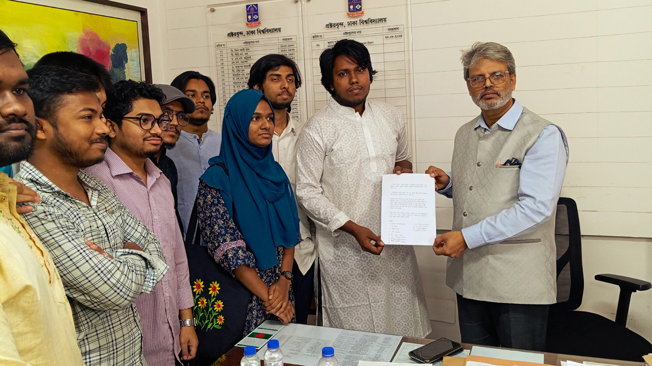 ক্যাম্পাসে যানজট নিরসনসহ ৩ দাবিতে ঢাবি শিক্ষার্থীদের স্মারকলিপি