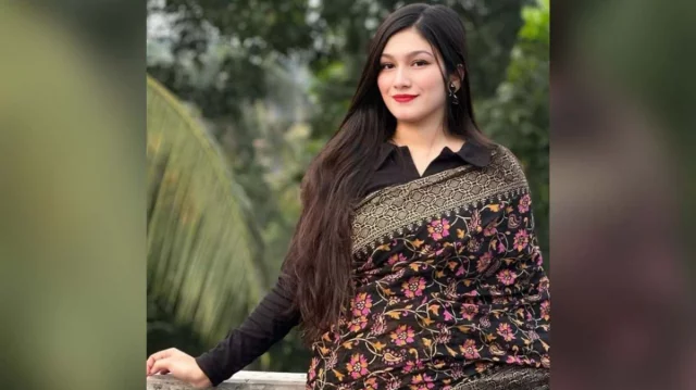 চট্টগ্রামে মহসিন কলেজ ছাত্রলীগ নেত্রীকে পুলিশে দিলেন শিক্ষার্থীরা