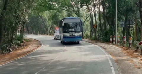 ধাক্কা দিয়ে পালাতে গিয়ে পথচারীর ওপর উঠে গেল বাস, নিহত ২