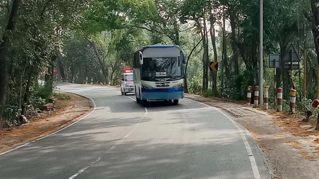 ধাক্কা দিয়ে পালাতে গিয়ে পথচারীর ওপর উঠে গেল বাস, নিহত ২