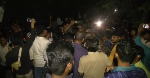 এনসিপি নেতাকে পেটালো ‘উত্তেজিত জনতা’, পুলিশ পাহারায় চলছে চিকিৎসা