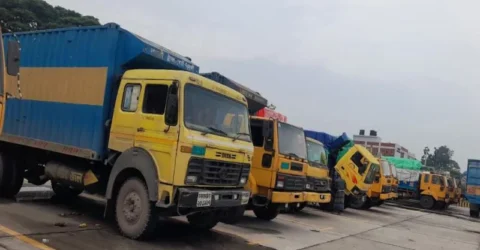 বেনাপোল বন্দরে আটকা গার্মেন্টস পণ্য বোঝাই ৩৬ ট্রাক