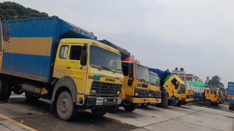 বেনাপোল বন্দরে আটকা গার্মেন্টস পণ্য বোঝাই ৩৬ ট্রাক