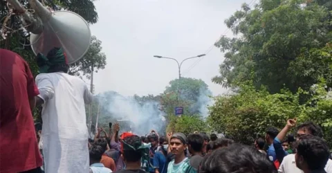 সাউণ্ড গ্রেনেড ও টিয়ারগ্যাসে ছত্রভঙ্গ জবি শিক্ষার্থীদের লংমার্চ
