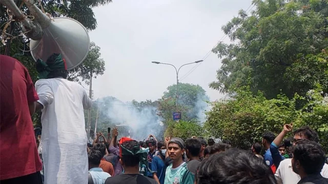 সাউণ্ড গ্রেনেড ও টিয়ারগ্যাসে ছত্রভঙ্গ জবি শিক্ষার্থীদের লংমার্চ