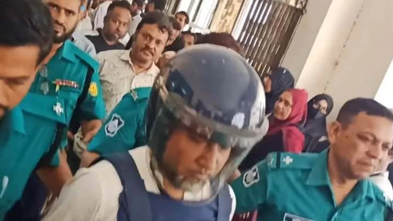 হত্যাচেষ্টা মামলায় গ্রেপ্তার দেখানোর পর বিচারককে ৩ বার ‘ধন্যবাদ’ বললেন তাপস