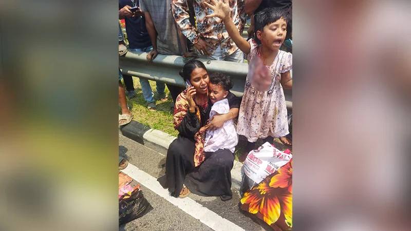 এক্সপ্রেসওয়েতে অ্যাম্বুলেন্সে বাসের ধাক্কা, বাবা ভাই-বোনসহ নিহত ৫