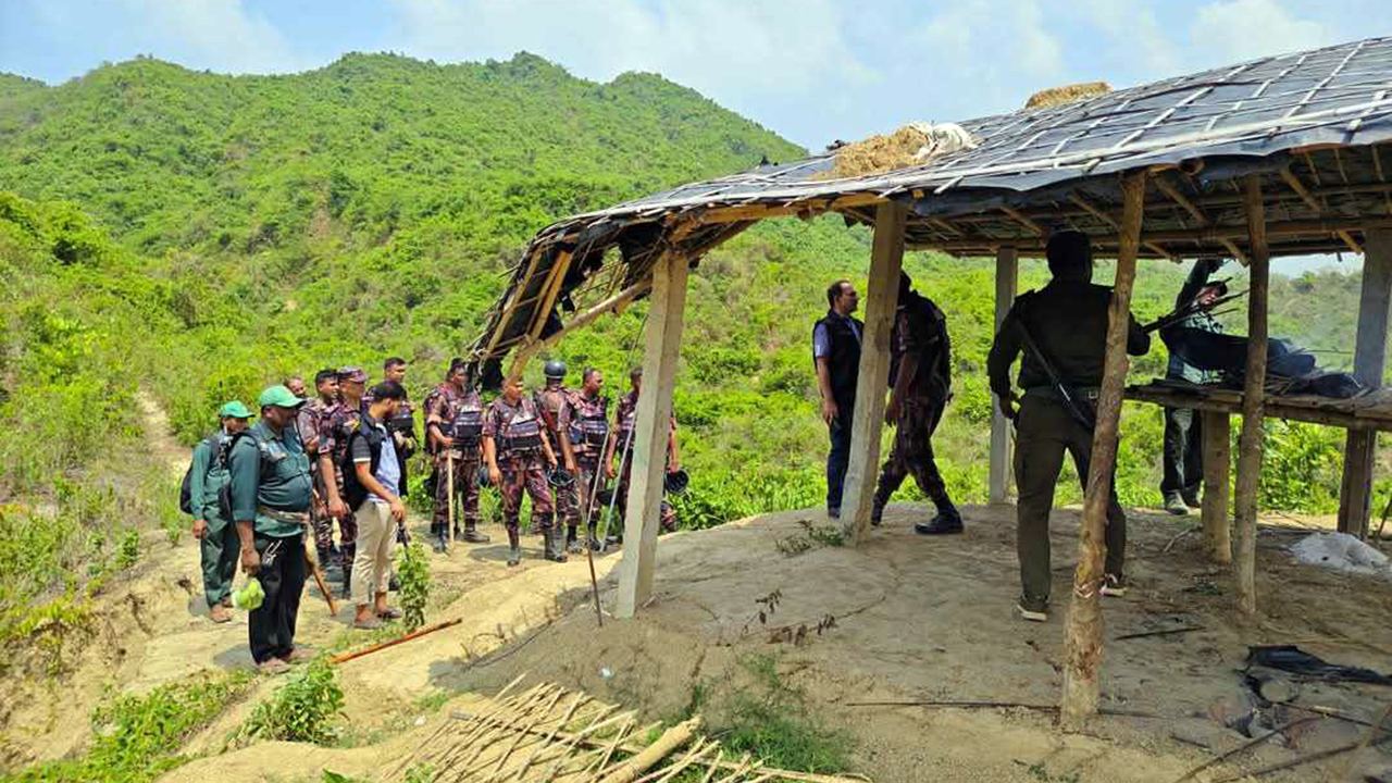টেকনাফের গহীন পাহাড় থেকে মাদক ও অস্ত্র উদ্ধার