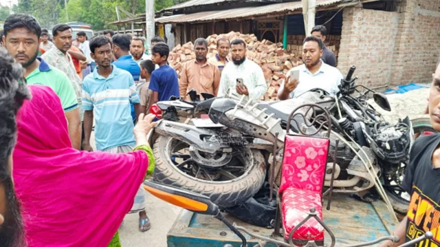 বাসচাপায় বাবা-মেয়ের পা বিচ্ছিন্ন, হাসপাতালে অন্তঃসত্ত্বা মা