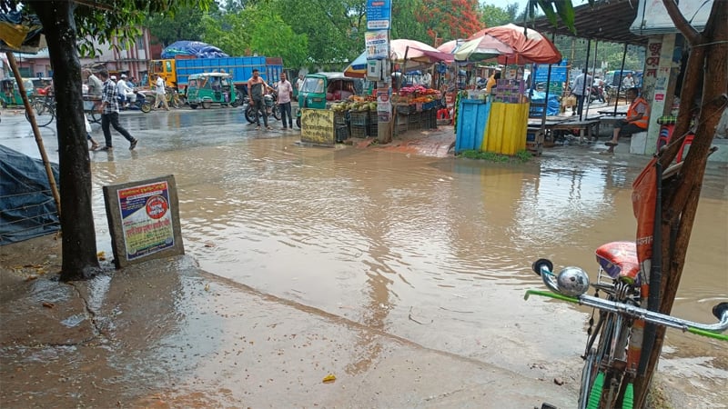 ১০ মিনিটের বৃষ্টিতে সড়কে হাঁটু পানি, ভোগান্তি