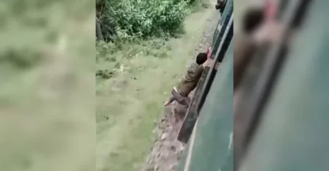বেঁচে আছেন লোকটি, ভেঙ্গে গেছে পা