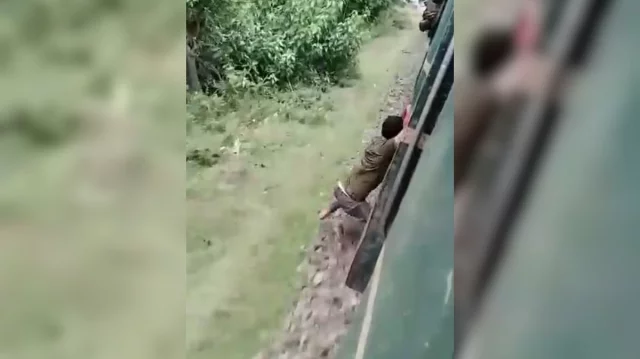 বেঁচে আছেন লোকটি, ভেঙ্গে গেছে পা