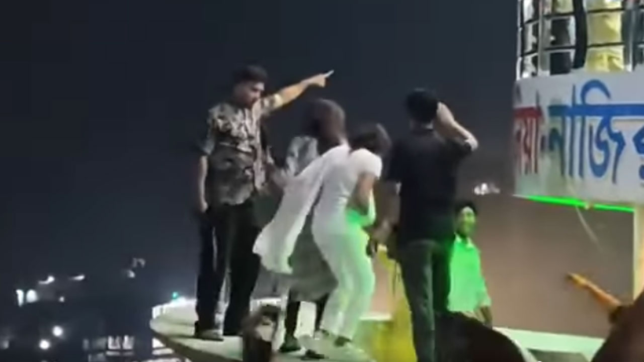 লঞ্চে দুই তরুণীকে মারধর, যুবক আটক