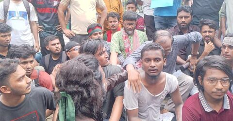 জবি শিক্ষার্থীদের লংমার্চে টিয়ারগ্যাস নিক্ষেপে সড়কে বসে পড়লেন প্রক্টর