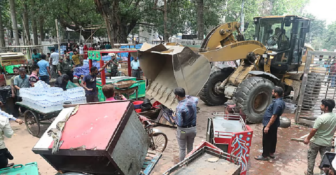 সোহরাওয়ার্দী উদ্যানের অবৈধ দোকান-স্থাপনা উচ্ছেদে অভিযান চলছে