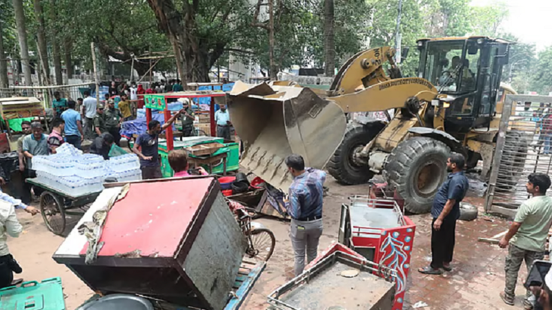 সোহরাওয়ার্দী উদ্যানের অবৈধ দোকান-স্থাপনা উচ্ছেদে অভিযান চলছে