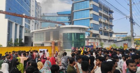 কর্ণফুলীতে বকেয়া বেতন দাবিতে সড়ক অবরোধ, বিক্ষোভ
